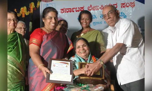 6-11-2016-ಎನ್._-ಗಾಯತ್ರಿ-ಅವರಿಗೆ-ಎಸ್.ವಿ.ಸಾವಿತ್ರಮ್ಮ-ಪ್ರಶಸ್ತಿ